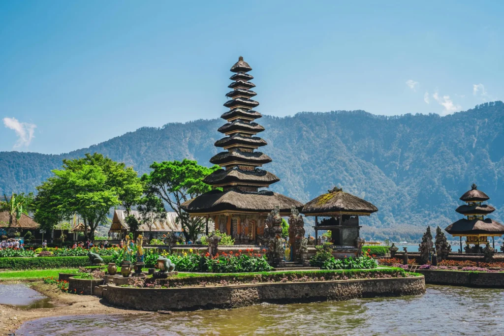 Ulun Danu Beratan Temple in Bali with mountain and lake views for customised Bali holiday packages by Roameaze