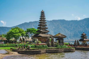 Ulun Danu Beratan Temple in Bali with mountain and lake views for customised Bali holiday packages by Roameaze